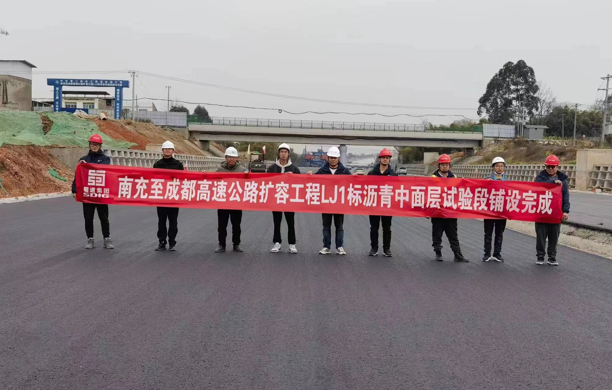no69-奮戰開門紅！成南高速擴容項目成都入城複線段瀝青路面中面層試驗段順利鋪築1.jpg